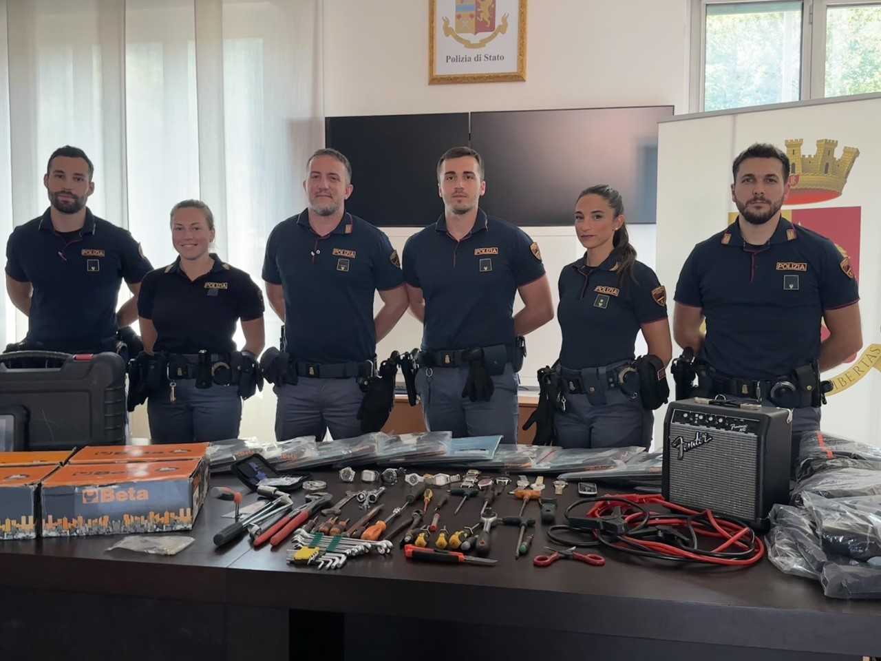 Como, dopo un inseguimento tentano di investire un poliziotto. Arrestati un 60enne e una 39enne