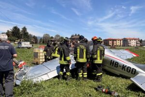 Rimosso l’ultraleggero precipitato a Lurate Caccivio, il sindaco: “Area ancora inagibile, sfiorata la tragedia”