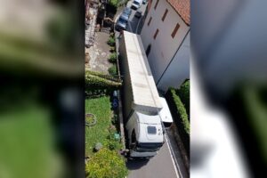 Statale Regina in tilt per un tir incastrato a Ossuccio nonostante il divieto: disagi e traffico paralizzato