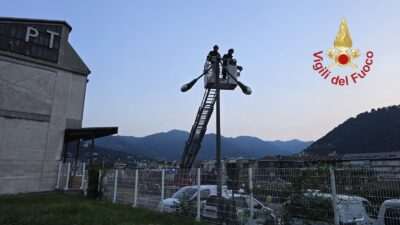 Como, palo pericolante in piazzale San Gottardo. Intervento dei vigili del fuoco