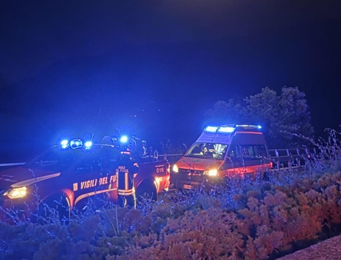 San Bartolomeo Val Cavargna, in moto contro un muro nella notte. Gravi due giovani