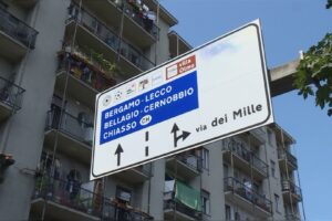 Como, camion dei rifiuti fermo in piazza San Rocco, caos in via Napoleona