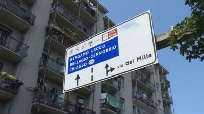 Como, camion dei rifiuti fermo in piazza San Rocco, caos in via Napoleona