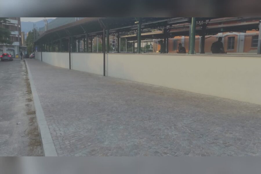 12509 Como via gli alberi in piazzale Gerbetto. Legnani Pd Eppure lo spazio cera 1782904357
