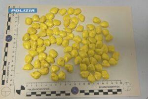 Nascondigli per la droga e consegne a domicilio. Spacciatore di cocaina e hashish arrestato