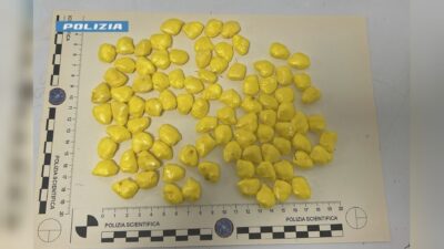 Nascondigli per la droga e consegne a domicilio. Spacciatore di cocaina e hashish arrestato