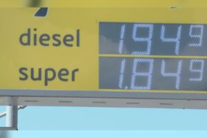 Stop allo sconto carburanti, da oggi nuovi rincari. Gli autotrasportatori: “Perdite del 25%”