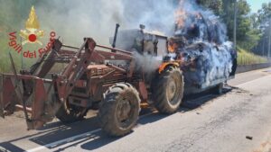 Alzate Brianza, trattore carico di fieno prende fuoco. Illeso il conducente