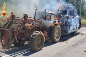 Alzate Brianza, trattore carico di fieno prende fuoco. Illeso il conducente