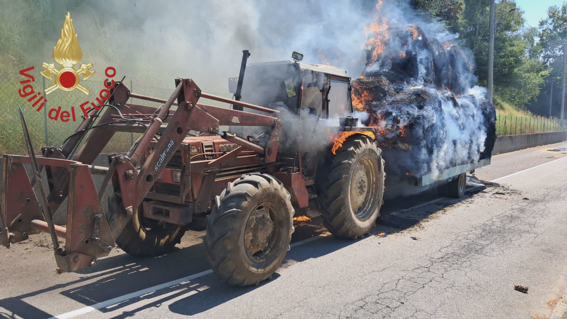 Alzate Brianza, trattore carico di fieno prende fuoco. Illeso il conducente