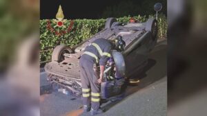 Como, auto si ribalta nella notte in via Per Brunate