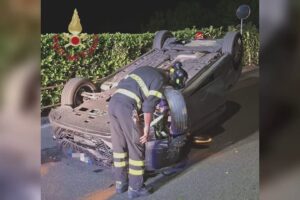 Como, auto si ribalta nella notte in via Per Brunate