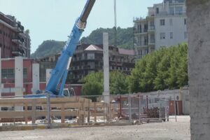Nuova curva dello stadio Sinigaglia, posati i  pilastri portanti