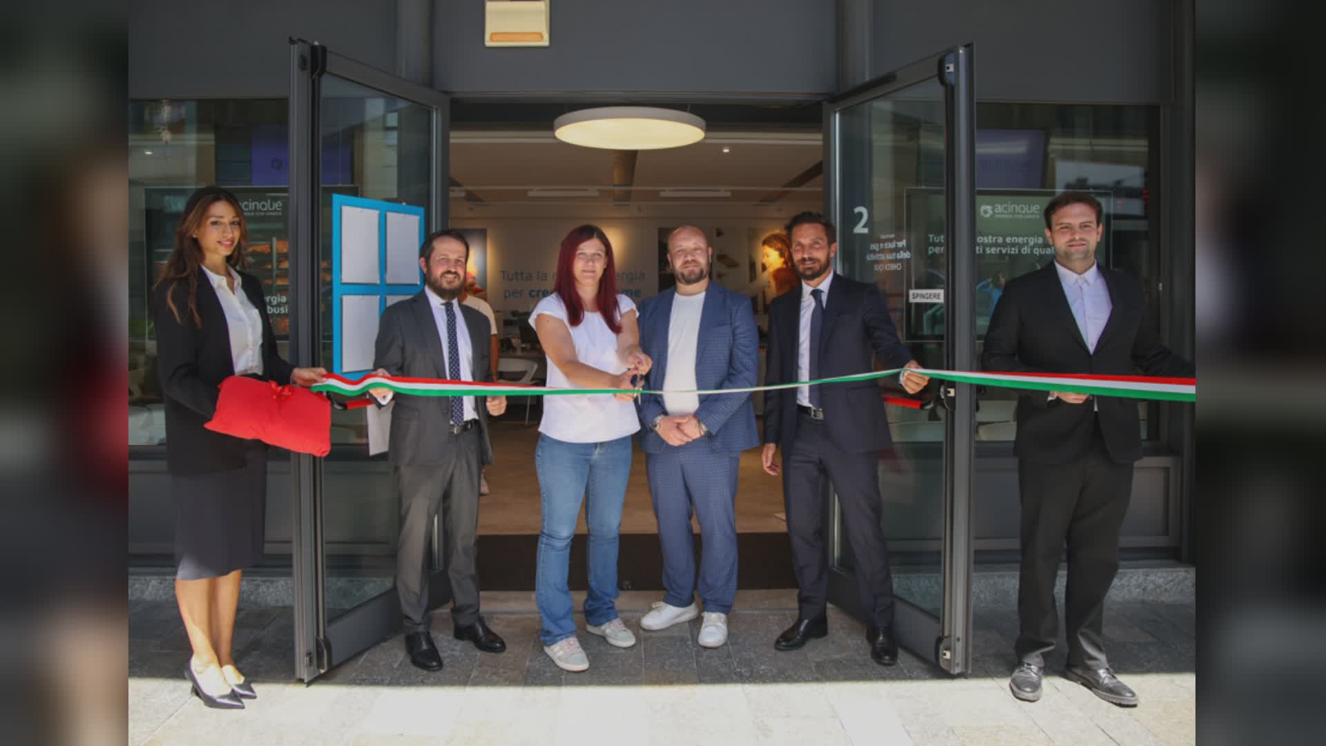 Acinque, riaperto dopo i lavori lo sportello di via Einaudi a Como