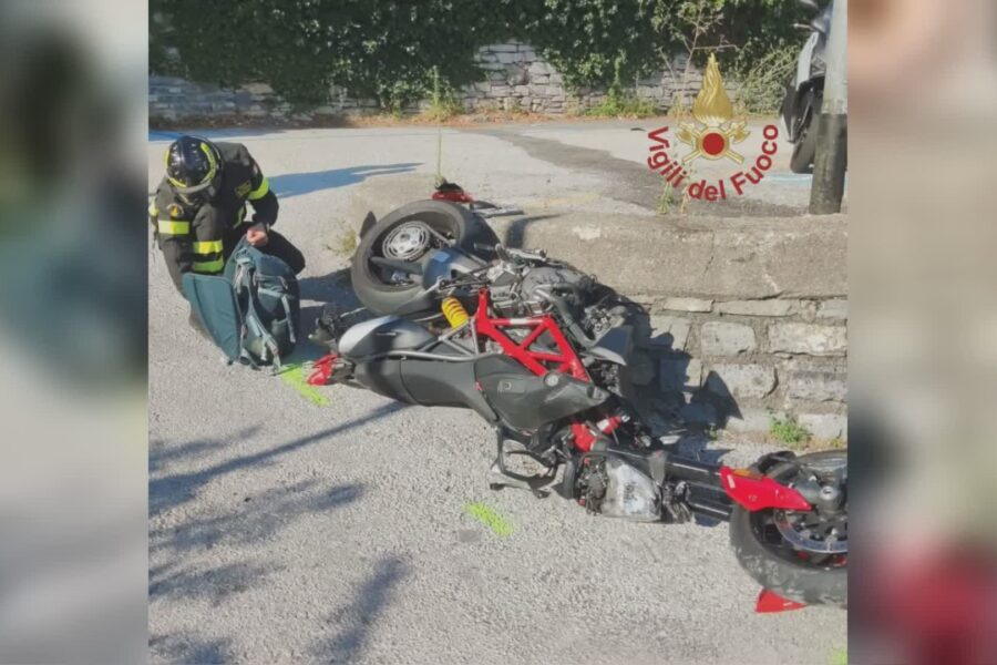 12876 Incidente a Moltrasio e in prognosi riservata a Varese il motociclista 36enne ferito nello schianto 1783591504