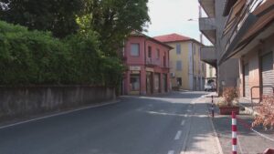 Villa Guardia, auto investe un gruppo di giovani davanti a una pizzeria