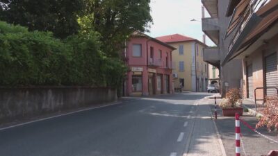 Villa Guardia, auto investe un gruppo di giovani davanti a una pizzeria