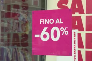 Como, al via i saldi estivi. Tra caldo e turisti, parte la stagione degli sconti