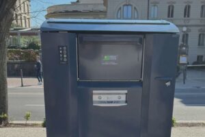 Overtourism a Como: aumentano i cestini “intelligenti”: i primi sono già operativi sul lungolago