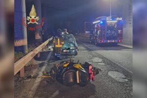 Como, scontro tra auto e moto in via Brogeda. Tre feriti