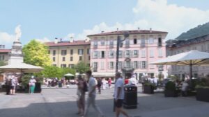 Piazza Volta e via Garibaldi, movida fuori controllo. Weekend di caos e risse