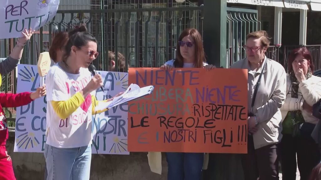 Le firme del Comitato contro la chiusura della primaria di Socco, il sindaco: “Aperti al confronto