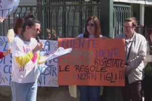 Le firme del Comitato contro la chiusura della primaria di Socco, il sindaco: “Aperti al confronto”
