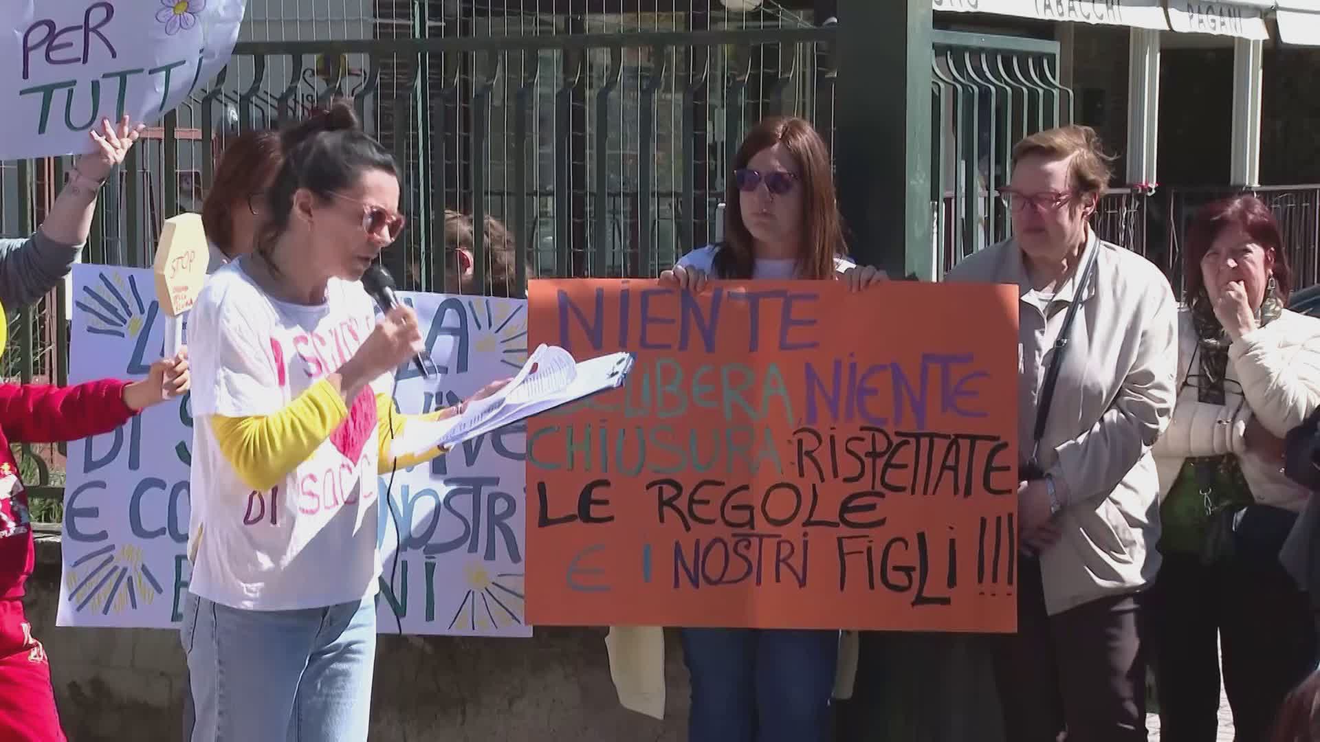 Le firme del Comitato contro la chiusura della primaria di Socco, il sindaco: “Aperti al confronto”