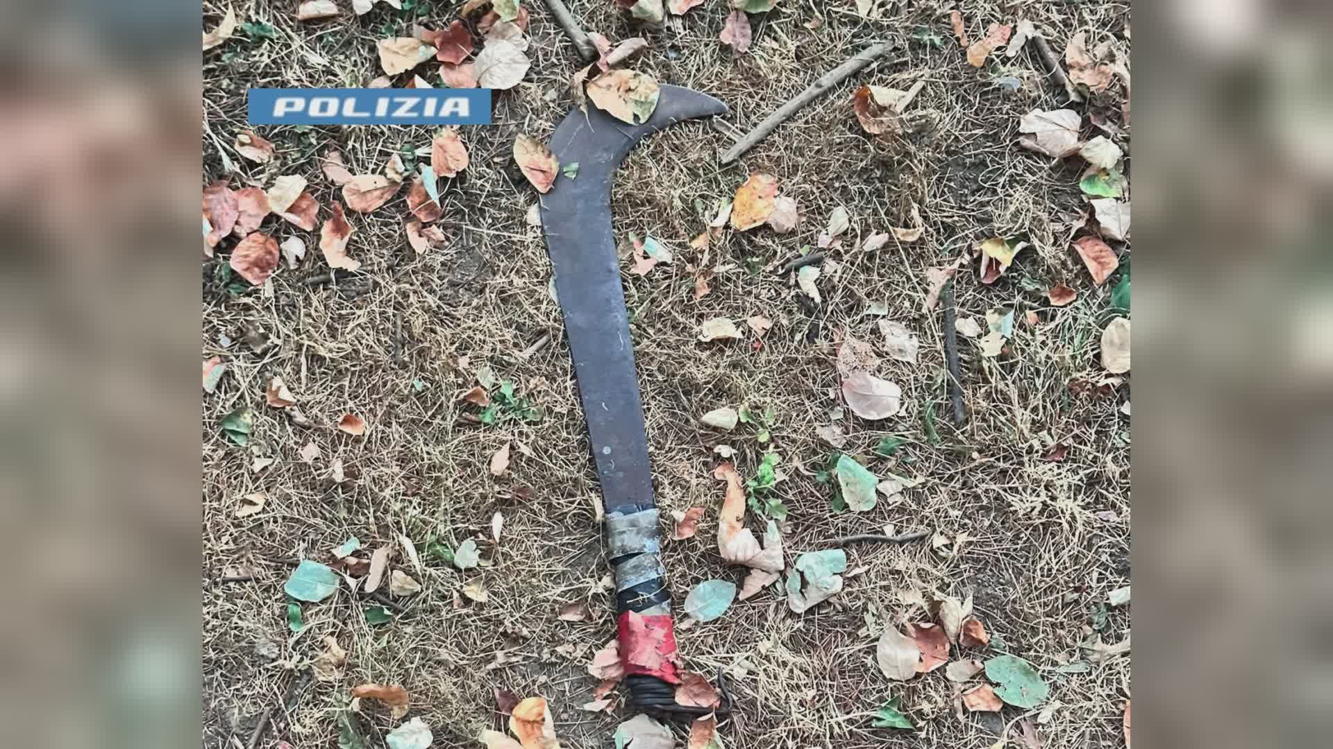 Como, rissa al Parco Sant’Elia. Poliziotto minacciato con una roncola, due arresti