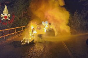 Auto in fiamme a Solbiate con Cagno, all’arrivo dei soccorsi non c’è traccia del conducente