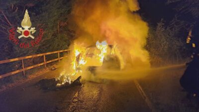 Auto in fiamme a Solbiate con Cagno, all’arrivo dei soccorsi non c’è traccia del conducente