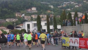 Il triathlon debutta a Como: nuoto, bici e corsa in città. Modifiche alla viabilità