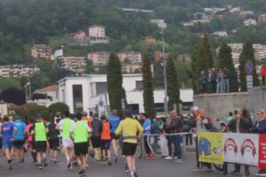 Il triathlon debutta a Como: nuoto, bici e corsa in città. Modifiche alla viabilità