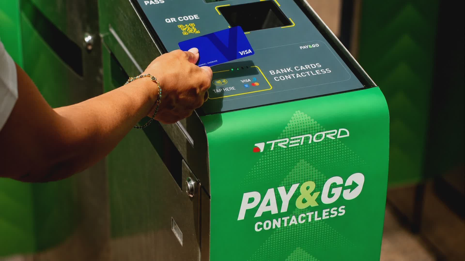 Treni, il biglietto diventa contactless. Parte Pay&Go sulla linea Milano Cadorna-Como Lago