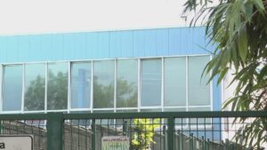 La piscina di Casate dopo l’aumento delle tariffe, il Pd di Como: “Un deserto a 13 euro”