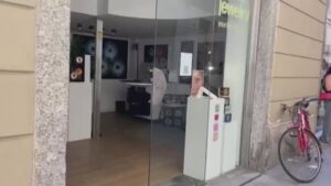 Spaccata nella notte in centro Como. Ladro in azione in via Luini, rubata bigiotteria