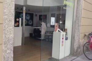 Spaccata nella notte in centro Como. Ladro in azione in via Luini, rubata bigiotteria