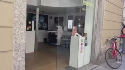 Spaccata nella notte in centro Como. Ladro in azione in via Luini, rubata bigiotteria