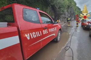 Maltempo, a Colonno frana sulla statale Regina. Fango e detriti sulla strada, traffico bloccato