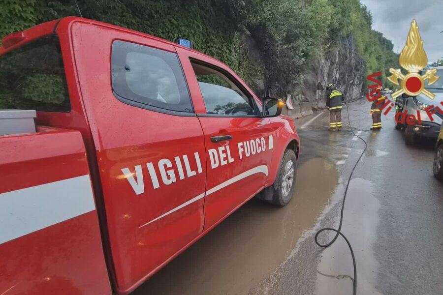 13323 Maltempo a Colonno frana sulla statale Regina. Fango e detriti sulla strada traffico bloccato 1784279541