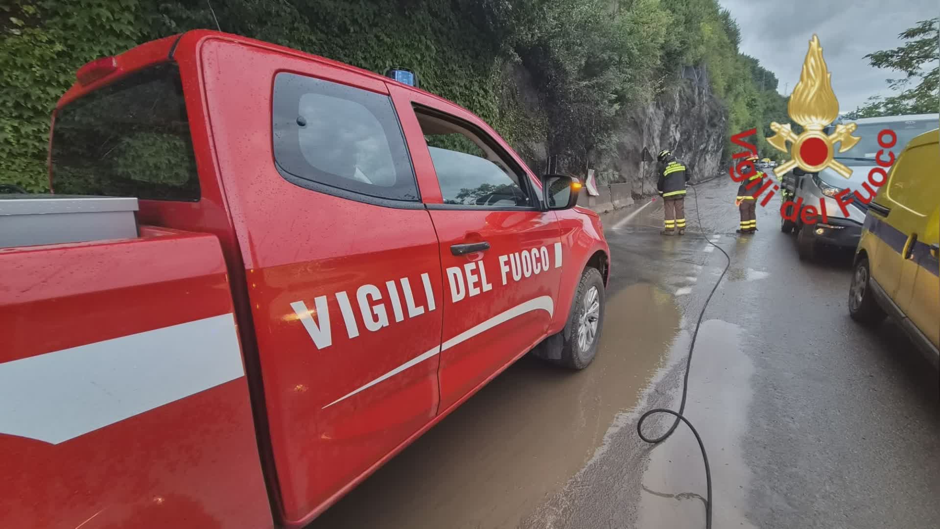 Maltempo, a Colonno frana sulla statale Regina. Fango e detriti sulla strada, traffico bloccato