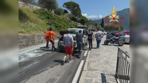 Auto in fiamme sulla statale Regina a Ossuccio. Illeso il conducente