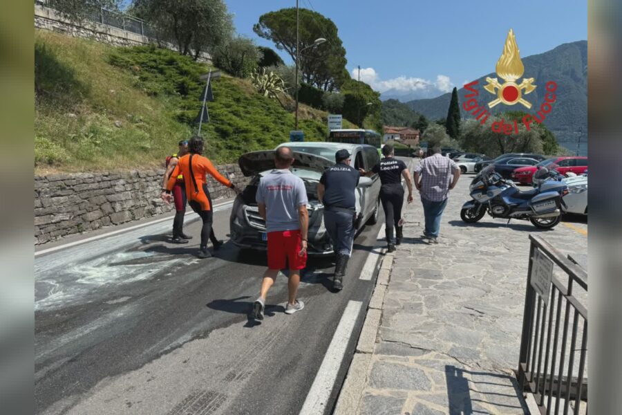 13345 Auto in fiamme sulla statale Regina a Ossuccio. Illeso il conducente 1784296472