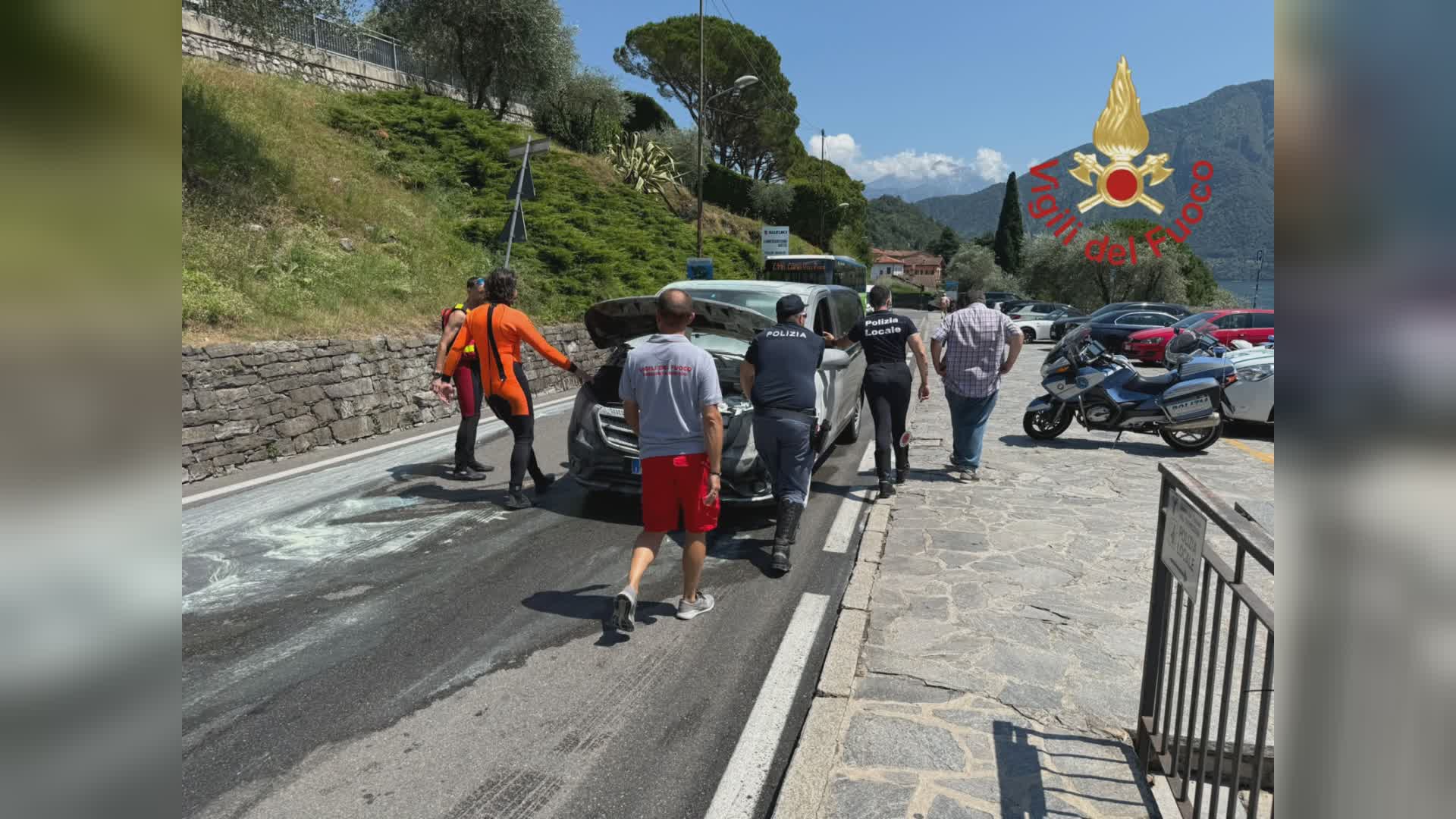 Auto in fiamme sulla statale Regina a Ossuccio. Illeso il conducente