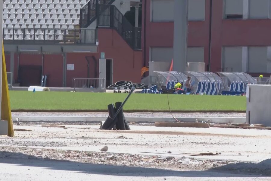 13427 Stadio posato il manto ibrido lavori senza sosta. 295 seggiolini retrattili in piu in curva 1784389680