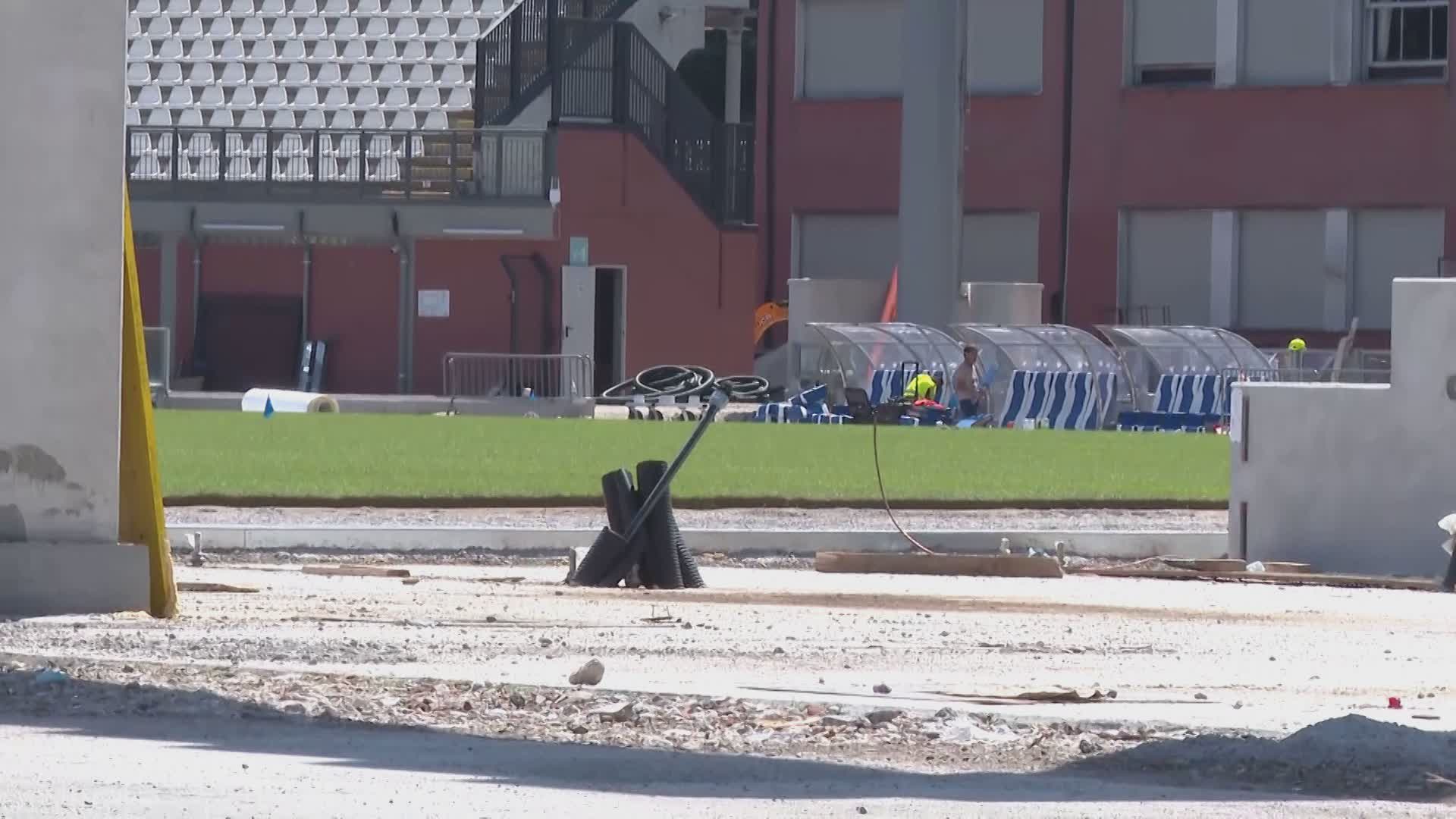 Stadio: posato il manto ibrido, lavori senza sosta. 295 seggiolini retrattili in più in curva