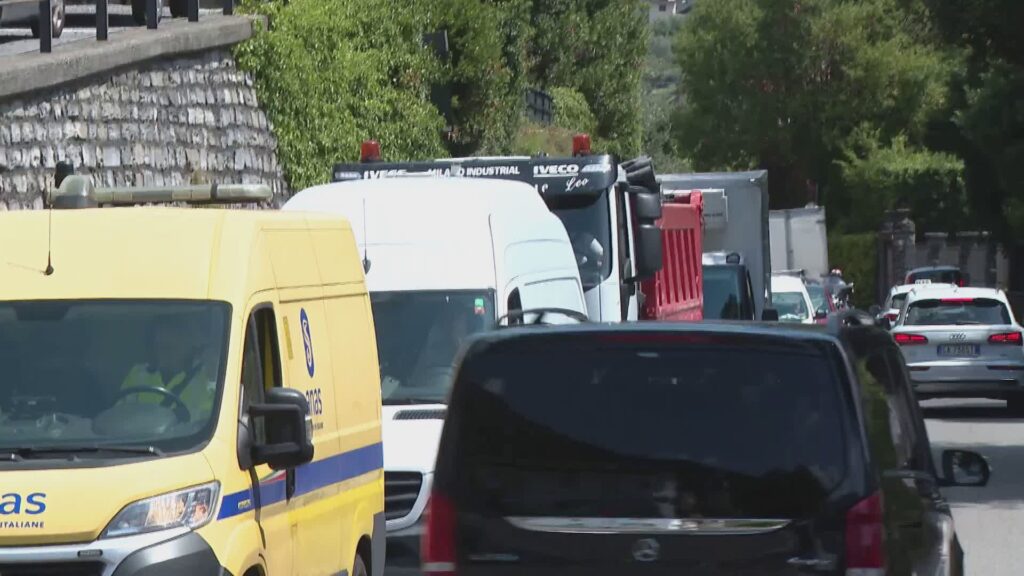Tremezzina, solita coda. E non c'è un perché. Traffico troppo intenso, viabilità in tilt