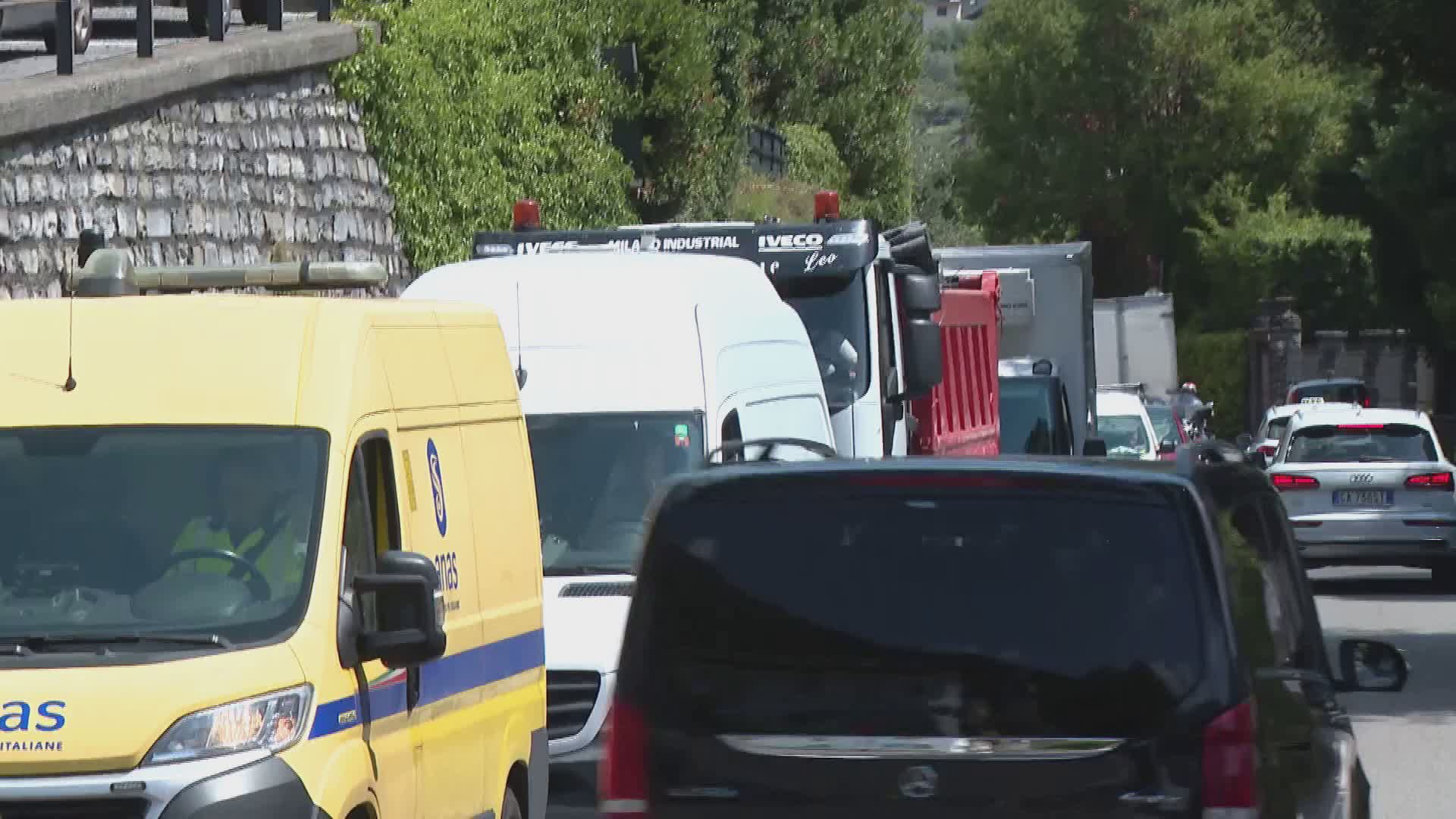 Tremezzina, solita coda. E non c’è un perché. Traffico troppo intenso, viabilità in tilt