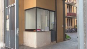 Donna di 35 anni morta in casa in via Borsieri, indagini della polizia