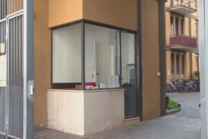 Donna di 35 anni morta in casa in via Borsieri, indagini della polizia
